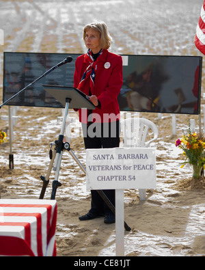 Congressista Lois Capps leggendo i nomi dei caduti presso la "Arlington West' memorial a Santa Barbara, veterani giorno 2011 Foto Stock