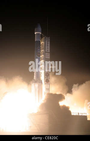 Il 17 agosto, un razzo Delta II della United Launch Alliance lanciò il satellite GPS IIR-21 dell'Air Force dallo Space Launch Complex-17A alle 6:35 del mattino EDT. Questo lancio segnò la 48a e ultima missione GPS con un razzo Delta II, concludendo una serie iniziata nel febbraio 1989 con un tasso di successo del 98%. Foto Stock