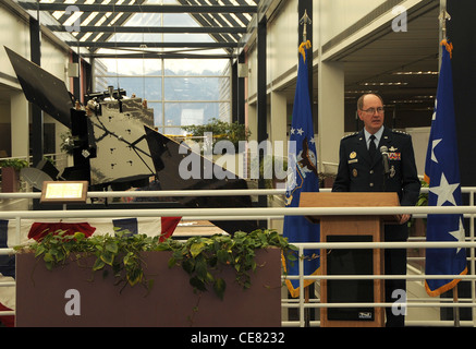 Robert Kehler, comandante del comando spaziale dell'aeronautica, si rivolge ai partecipanti in una cerimonia speciale alla base dell'aeronautica Peterson, Colon., dove ha accettato un modello di un quarto del nuovo satellite avanzato ad altissima frequenza dai rappresentanti di Lockheed Martin. Il primo satellite AEHF è previsto per l'ultimo trimestre del 2010. Foto Stock