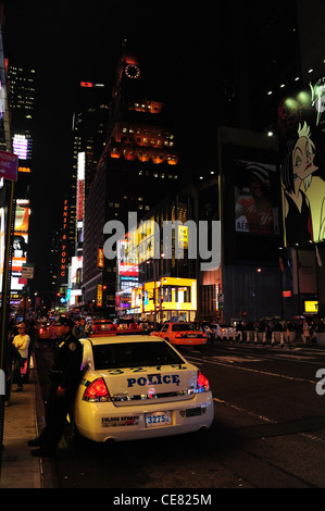 Notte ritratto al neon African poliziotto americano appoggiata contro NYPD auto, settima Avenue a West 45th Street, Times Square, New York Foto Stock