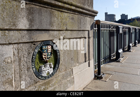 Dettaglio del ponte di Windsor che mostra una lapide con stemma reale e una raffigurazione del Castello di Windsor (visto in background) Foto Stock