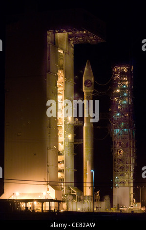 Atlas V è presente nello Space Launch Complex-3 durante il rollback della torre di servizio mobile, il 12 marzo. L'Atlante ha lanciato alle 3:01 del mattino PDT il 13 marzo alla base dell'aeronautica di Vandenberg, California. Ha trasportato un payload dell'ufficio nazionale di rinascita ed è stato il primo atlante V a lanciare dalla costa occidentale Foto Stock