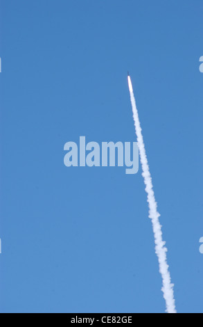 Gli aerei della base dell'aeronautica di Vandenburg, California. Insieme ai funzionari della Missile Defense Agency, hanno lanciato con successo un missile interceptor a base di terra infornato, progettato per proteggere gli Stati Uniti da un attacco missilistico balistico a lungo raggio. Foto Stock