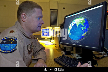 Jay Fulmer utilizza software di analisi spaziale e missilistica per tracciare oggetti noti creati dall'uomo nello spazio profondo in orbita attorno alla Terra. Il maggiore Fulmer è comandante del distacco 2 del sistema di sorveglianza elettro-ottica Deep Space basato a terra nel sud-ovest dell'Asia. Foto Stock