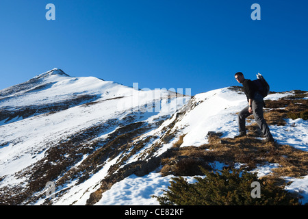 L'uomo escursionismo fino al Pic de la Calabasse (2210 metri), vicino Saint-Lary, Paga Couserans, Ariège, Pirenei, Francia. Foto Stock