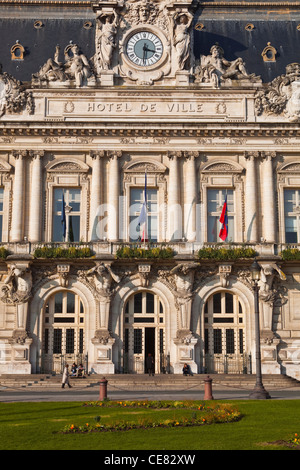 La facciata dell'Hotel de Ville o town hall a Tours in Francia. È stato progettato da Victor Laloux. Foto Stock