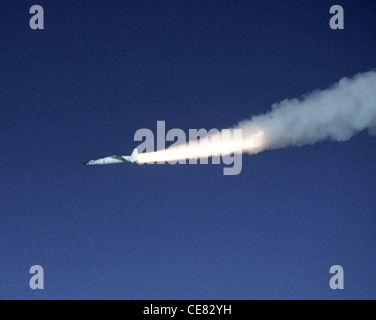 Un aereo di ricerca ipersonico X-43A e il suo razzo di richiamo Pegasus modificato accelerano dopo il lancio dall'aereo di lancio B-52B della NASA qui novembre 16. La missione è nata dal Centro di Ricerca sul volo Dryden della National Aeronautics and Space Administration presso la base dell'aeronautica di Edwards, California. Pochi minuti dopo, l'X-43A si separò dal booster Pegasus e accelerò alla velocità prevista di Mach 10. Foto Stock