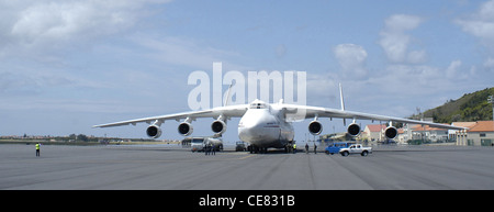 L'Antonov An-225, il più grande aereo del mondo, fu servito e rifornito presso la flightline. Originariamente progettato per trasportare la navetta spaziale russa, rimane un aereo unico e significativo nella storia dell'aviazione. Foto Stock