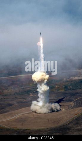 Un prototipo di intercettatore a terra ha lanciato con successo da qui, agosto 16, a sostegno del programma di difesa di medio corso di terra della Missile Defense Agency. Foto Stock