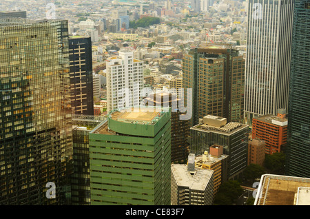 Fitti grattacieli di Shinjuku di Tokyo, Giappone. Foto Stock