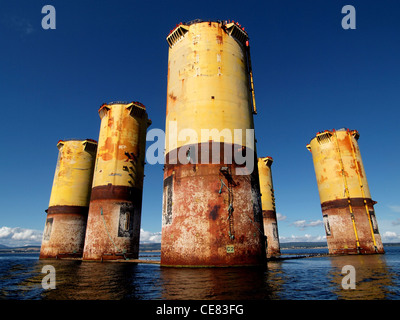 Lo scafo di Hutton TLP impilati in Cromarty Firth. Una ridondanza di piattaforma di olio alla ricerca di un nuovo impiego. Foto Stock