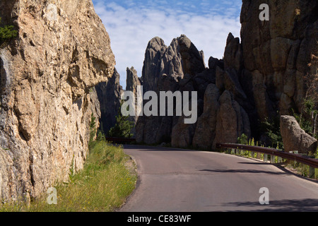 American Black Hills Custer State Park The Needles Highway South Dakota negli Stati Uniti una strada vuota dal basso vista dall'alto nessuno ad alta risoluzione orizzontale Foto Stock