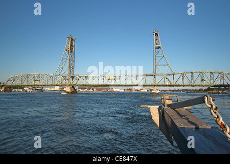 Guardando verso il Memorial Bridge dalla prua di una gita in barca di Portsmouth, New Hampshire Foto Stock