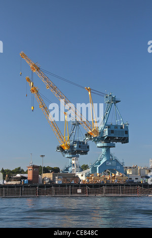 Gru presso il Cantiere Navale di Portsmouth. Foto Stock