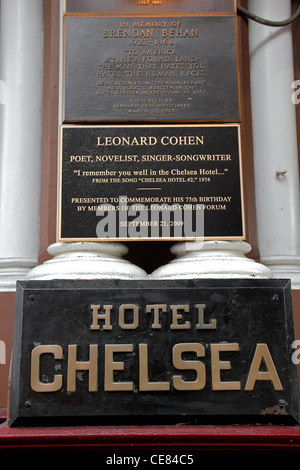 Le placche commemorare famosi residenti di New York Chelsea Hotel, compresi Brendan Behan e Leonard Cohen. Foto Stock