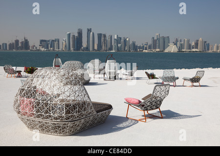 Cafe sedie con vista di Doha skyline del centro, Qatar, Medio Oriente Foto Stock