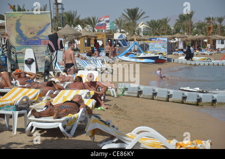 La famosa Naama Bay Beach nel cuore dell'Egitto il premier Red Sea Resort a Sherm El Sheikh, alla punta sud del Sinai. Foto Stock