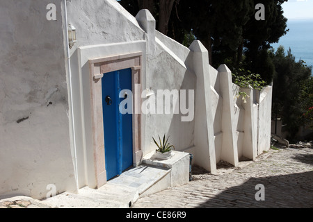 Sidi Bou Said - tipico edificio con pareti bianche, porte e finestre blu Foto Stock