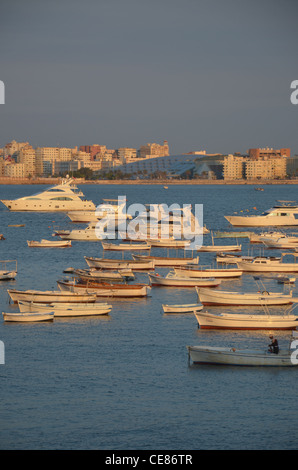 Il mar Mediterraneo e la skyline di Alessandria con il porto interno in primo piano. Foto Stock