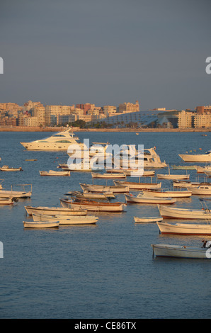 Il mar Mediterraneo e la skyline di Alessandria con il porto interno in primo piano. Foto Stock