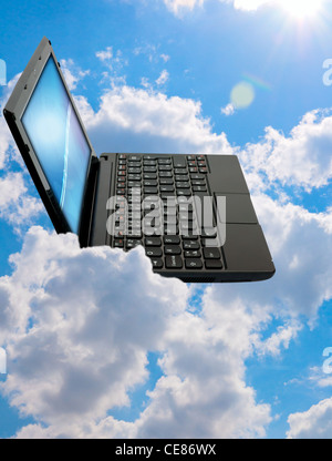 Il Cloud Computing Concetto - Il notebook sul cielo blu Foto Stock