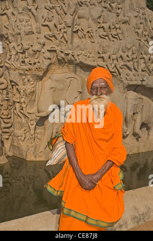 INDIA, nello Stato del Tamil Nadu, Mamallapuram, uomo locale di fronte Arjuna di penitenza Foto Stock