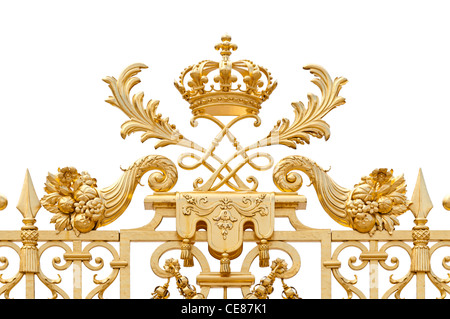 Golden Gate ornati di Chateau de Versailles isolati su sfondo bianco. Parigi, Francia, Europa. Foto Stock