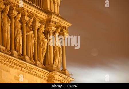 Parigi - La cattedrale di Notre Dame di notte - dettaglio con luna Foto Stock