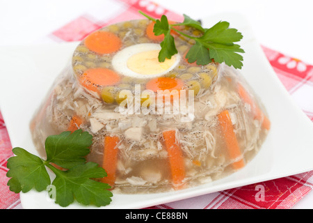 In casa la gelatina fatta con la gamba di maiale e di pollo Foto Stock