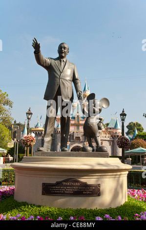Statua di Walt Disney e Topolino a Disneyland Park di Anaheim, California USA Foto Stock
