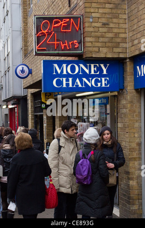 Coda turistica fino a 24ore cambiare denaro/bureau de change, London, England, Regno Unito Foto Stock
