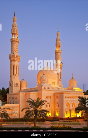 Asia, Arabia, Emirato di Dubai, Dubai, la Moschea di Jumeirah al crepuscolo Foto Stock
