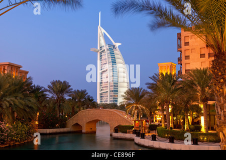Asia, Arabia, Emirato di Dubai, Dubai, Madinat Jumeirah e il Burj al Arab Hotel Foto Stock