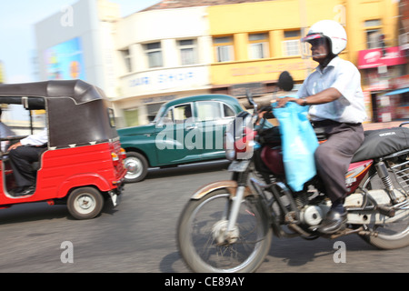 Sri Lanka, Colombo, Kollupitiya, traffico su Galle Road Foto Stock