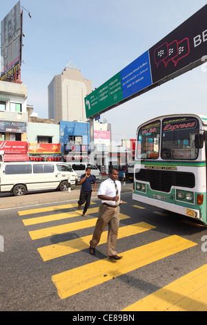 Sri Lanka, Colombo, Kollupitiya, traffico su Galle Road Foto Stock