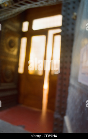 Interno con piena di luce porta a Firenze, Italia Foto Stock