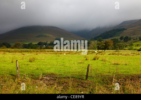 Pioggia nuvole sopra il Peak District paesaggio Derbyshire Foto Stock