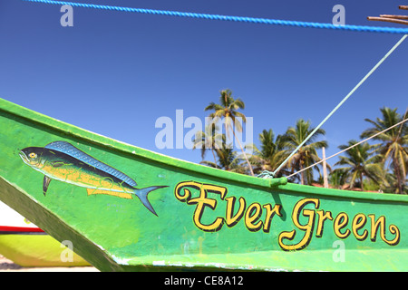 Sri Lanka, Dodanduwa, porto, pesca barche nel porto, le navi sulla spiaggia Foto Stock