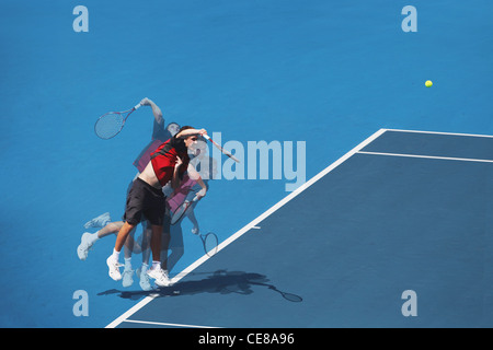 Esposizioni multiple di un giovane Tennista che serve Foto Stock