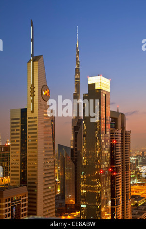 Dubai, ufficio torreggianti e torri appartamento lungo la Sheikh Zayed Road Foto Stock