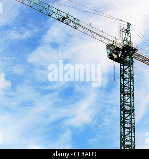 Gru da cantiere contro il cielo blu Foto Stock