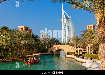 Asia, Arabia, Emirato di Dubai, Dubai, Madinat Jumeirah e il Burj al Arab Hotel Foto Stock