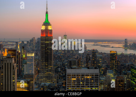 Vista guardando a sud al tramonto dalla cima della Roccia tra cui l'Empire State Building e altri grattacieli di Manhattan. Foto Stock