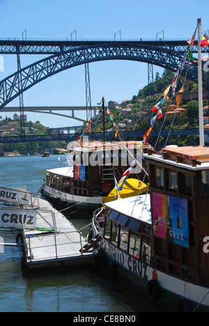 Dona Maria Pia e ponte di barche sul fiume Douro, Porto, Portogallo, Europa Foto Stock