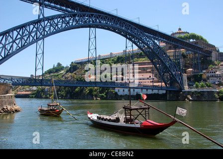 Dona Maria Pia e ponte di barche sul fiume Douro, Porto, Portogallo, Europa Foto Stock