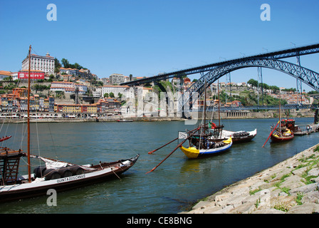 Dona Maria Pia e ponte di barche sul fiume Douro, Porto, Portogallo, Europa Foto Stock