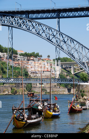 Dona Maria Pia e ponte di barche sul fiume Douro, Porto, Portogallo, Europa Foto Stock