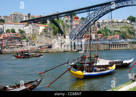 Dona Maria Pia e ponte di barche sul fiume Douro, Porto, Portogallo, Europa Foto Stock