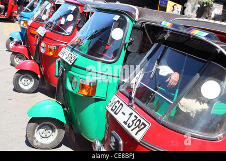 Sri Lanka, provincia centrale, Kandy, città, centro, centro street, strade, tuk tuk, taxi Foto Stock