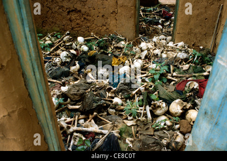 Ossa e resti di vittime di un massacro a sinistra in una casa in Ruanda Foto Stock